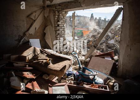 Borodyanka, Ukraine. 08. April 2022. Das Innere einer Wohnung wurde durch Schüsse in Borodyanka, einer Stadt außerhalb von Kiew, die vor kurzem von der russischen Besatzung befreit wurde, stark beschädigt. (Foto: Laurel Chor/SOPA Images/Sipa USA) Quelle: SIPA USA/Alamy Live News Stockfoto