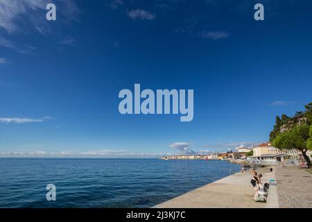 Bild der adria, aufgenommen in Piran, slowenien mit Menschen am Strand. Piran ist eine Stadt im Südwesten Sloweniens am Golf von Piran an der Adri Stockfoto