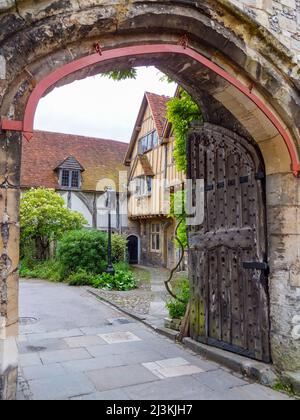 Das mittelalterliche Prior's Gate in der Winchester Cathedral Close in Winchester, Hampshire, England, Großbritannien. Stockfoto