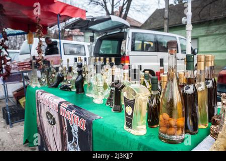 Bild von verschiedenen Rakijas in Kacarevo, auf einem Markt, in Serbien. Rakia, Rakija oder Raki ist der Sammelbegriff für Obstbrand, der in der populär ist Stockfoto