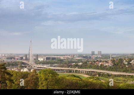 Bild einer typischen Skyline von Novi Beograd, in Belgrad, Serbien, mit der Ada Most Brücke vor dem Gebäude mit dem ikonischen Pylon. Das neue Belgrad ist eine Gemeinde Stockfoto