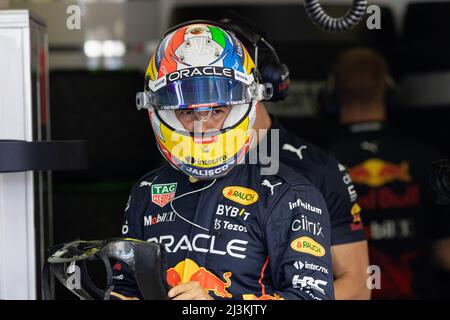 Melbourne, Australien. 08. April 2022. Sergio Perez aus Mexiko und Red Bull Racing bereiten sich auf das Training vor dem Großen Preis von Australien 2022 auf der Rennstrecke des Albert Park Grand Prix vor. Quelle: SOPA Images Limited/Alamy Live News Stockfoto