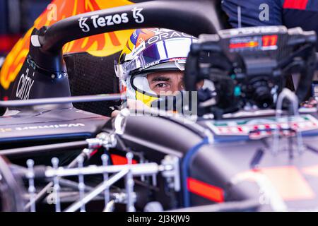 Melbourne, Australien. 08. April 2022. Sergio Perez aus Mexiko und Red Bull Racing bereiten sich auf das Training vor dem Großen Preis von Australien 2022 auf der Rennstrecke des Albert Park Grand Prix vor. Quelle: SOPA Images Limited/Alamy Live News Stockfoto