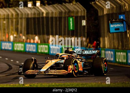 Melbourne, Australien. 08. April 2022. Daniel Ricciardo aus Australien fährt den McLaren MCL36 Mercedes mit der Nummer 3 während des Trainings vor dem Grand Prix von Australien 2022 auf der Rennstrecke des Albert Park. Quelle: SOPA Images Limited/Alamy Live News Stockfoto