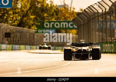 Melbourne, Australien. 08. April 2022. Lando Norris aus Großbritannien fährt den McLaren MCL36 Mercedes mit der Nummer 4 im Training vor dem Grand Prix von Australien 2022 auf der Rennstrecke des Albert Park Grand Prix. Kredit: SOPA Images Limited/Alamy Live Nachrichten Stockfoto