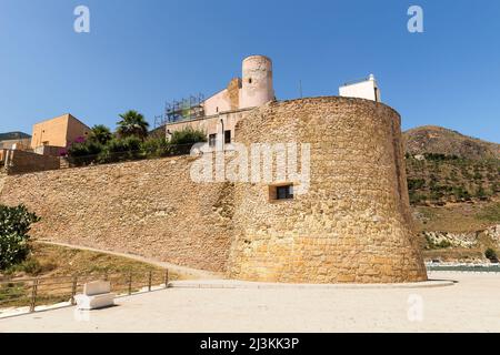 Panorama-Sehenswürdigkeiten des Schlosses in Castellammare del Golfo (Meeresfestung des Golfs) in Trapani, Sizilien, Italien. Stockfoto