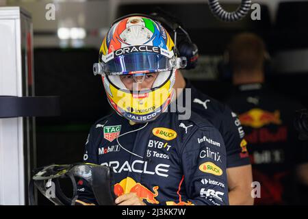 Melbourne, Australien. 08. April 2022. Sergio Perez aus Mexiko und Red Bull Racing bereiten sich auf das Training vor dem Großen Preis von Australien 2022 auf der Rennstrecke des Albert Park Grand Prix vor (Foto: George Hitchens/SOPA Images/Sipa USA) Quelle: SIPA USA/Alamy Live News Stockfoto