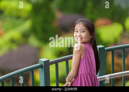 Porträt eines jungen Mädchens in rosa Kleid; Hongkong, China Stockfoto