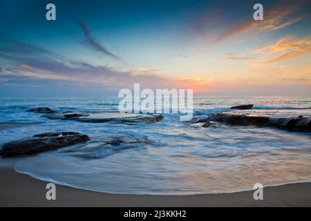 Surfen Sie bei Sonnenuntergang am Laguna Beach entlang der kalifornischen Küste auf Sand, Laguna Beach, California, USA Stockfoto