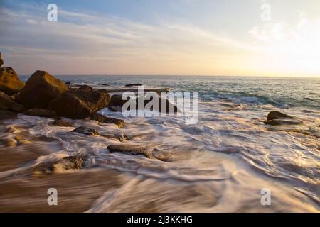 Surfen Sie bei Sonnenuntergang am Laguna Beach entlang der kalifornischen Küste auf Sand, Laguna Beach, California, USA Stockfoto