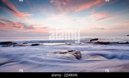 Surfen Sie bei Sonnenuntergang am Laguna Beach entlang der kalifornischen Küste auf Sand, Laguna Beach, California, USA Stockfoto