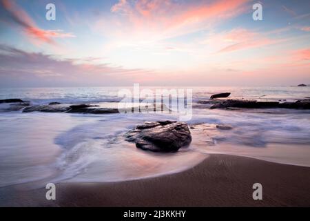 Surfen Sie bei Sonnenuntergang am Laguna Beach entlang der kalifornischen Küste auf Sand, Laguna Beach, California, USA Stockfoto