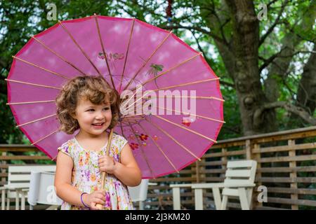 Kindermädchen mit rosa Sonnenschirm; Toronto, Ontario, Kanada Stockfoto