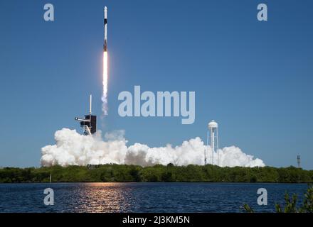 KENNEDY SPACE CENTER - 06. April 2022 - die NASA-Rakete Space Launch System (SLS) mit der Orion-Sonde an Bord ist auf einem mobilen Raketenwerfer in Laun zu sehen Stockfoto