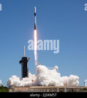 KENNEDY SPACE CENTER - 06. April 2022 - die NASA-Rakete Space Launch System (SLS) mit der Orion-Sonde an Bord ist auf einem mobilen Raketenwerfer in Laun zu sehen Stockfoto