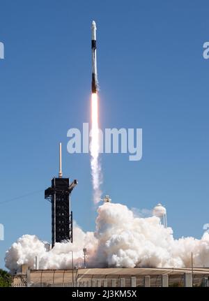 KENNEDY SPACE CENTER - 06. April 2022 - die NASA-Rakete Space Launch System (SLS) mit der Orion-Sonde an Bord ist auf einem mobilen Raketenwerfer in Laun zu sehen Stockfoto