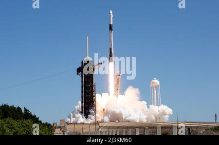 KENNEDY SPACE CENTER - 06. April 2022 - die NASA-Rakete Space Launch System (SLS) mit der Orion-Sonde an Bord ist auf einem mobilen Raketenwerfer in Laun zu sehen Stockfoto