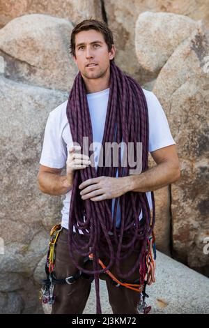 Ein Porträt von einem Kletterer im Joshua Tree National Park. Stockfoto