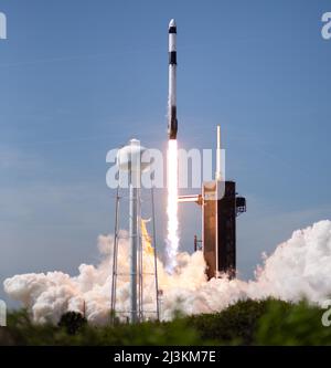 KENNEDY SPACE CENTER - 06. April 2022 - die NASA-Rakete Space Launch System (SLS) mit der Orion-Sonde an Bord ist auf einem mobilen Raketenwerfer in Laun zu sehen Stockfoto