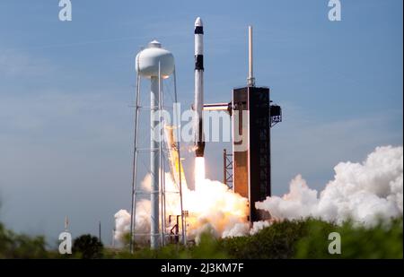 KENNEDY SPACE CENTER - 06. April 2022 - die NASA-Rakete Space Launch System (SLS) mit der Orion-Sonde an Bord ist auf einem mobilen Raketenwerfer in Laun zu sehen Stockfoto