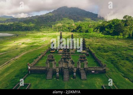 Luftaufnahme von Pura Ulun Danu Tamblingan, balinesischer Hindu-Tempel am Tamblingansee; Tamblingansee, Buleleng Regency, Bali, Indonesien Stockfoto