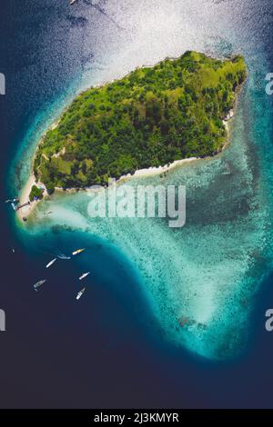 Blick von direkt oben auf Boote, die im Wasser vor dem Batu Bolong Strand im Komodo Nationalpark liegen; Canggu, Bali, Indonesien Stockfoto