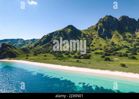 Luftaufnahme eines weißen Sandstrands entlang der Küste der Padar-Insel im Komodo-Nationalpark; East Nusa Tenggara, Lesser Sunda Islands, Indonesien Stockfoto