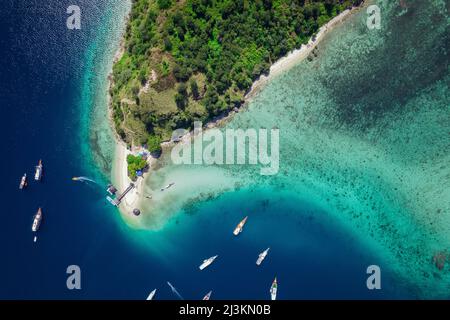 Blick von direkt oben auf Boote, die im Wasser vor dem Batu Bolong Strand im Komodo Nationalpark liegen; Canggu, Bali, Indonesien Stockfoto