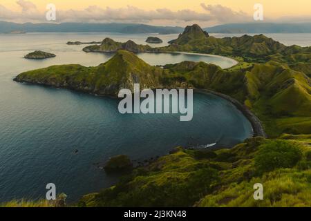 Blick auf die Bucht mit einem schwarzen Sandstrand und einem weißen Sandstrand im Hintergrund auf der Insel Padar im Nationalpark Komodo im Komodo-Archipel ... Stockfoto