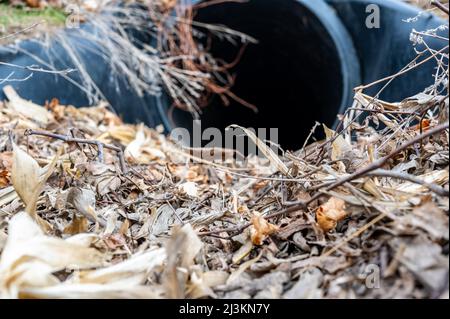 HDPE-Drainage unter einer Straßeneinfahrt. Das Rohr dient zur Förderung von Regenwasser zwischen Gräben. Stockfoto