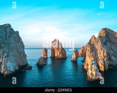 Dramatische Felsformationen und Arcos de Cabo San Lucas (Arch of Cabo San Lucas) an der Küste an Land enden bei Sonnenuntergang Stockfoto