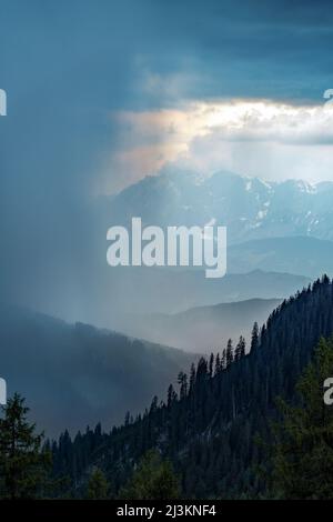 Blick von einem Gipfel in den österreichischen Alpen in den Redbull X Alps, einem Gleitschirmrennen, unter stürmischem Himmel; Wagrain, SalzburgerLand, Österreich Stockfoto