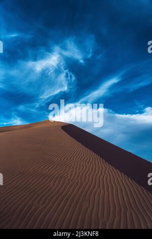 Sanddüne und tiefblauer Himmel; Kelso, Kalifornien, USA Stockfoto