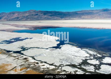 Ein Rettungssanitäter fliegt über Owens Lake, einem meist trockenen Seebett, in der Sierra Nevada in der Nähe von Lone Pine Stockfoto