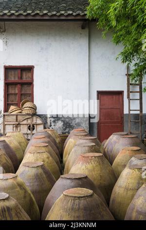 Sojasauce Fabrik mit traditionellen Sojasauce Gläser umgedreht neben einem alten Gebäude, Tontöpfe für natürlich gären Soja in der Sonne verwendet ... Stockfoto