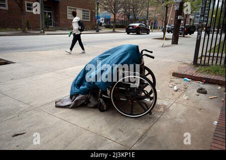 Georgia, USA. 08. April 2022. 8. April 2022, Atlanta, Georgia, USA: Eine obdachlose Frau, die behindert ist, huddelt unter einer Decke, während sie in ihrem Rollstuhl auf einem Bürgersteig in der Nähe der Georgia State University schläft (Bildquelle: © Robin Rayne/ZUMA Press Wire) Bildquelle: ZUMA Press, Inc./Alamy Live News Stockfoto