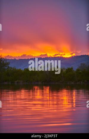 Leuchtende Farben bei Sonnenuntergang über der Danubia; Oberpfalz, Bayern, Deutschland Stockfoto