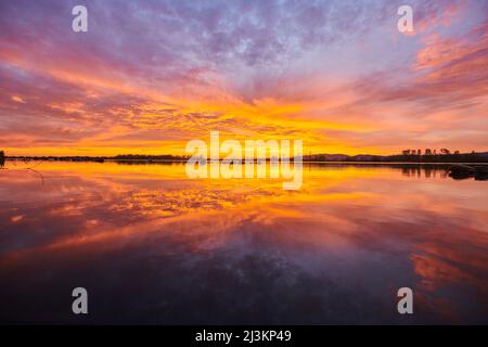 Leuchtende Farben bei Sonnenuntergang über der Danubia; Oberpfalz, Bayern, Deutschland Stockfoto