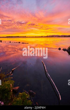 Leuchtende Farben bei Sonnenuntergang über der Danubia; Oberpfalz, Bayern, Deutschland Stockfoto