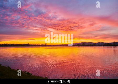 Leuchtende Farben bei Sonnenuntergang über der Danubia; Oberpfalz, Bayern, Deutschland Stockfoto