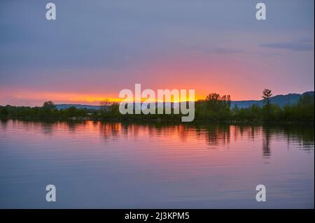 Sonnenuntergang über dem Fluss Danubia; Oberpfalz, Bayern, Deutschland Stockfoto