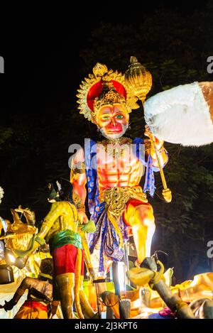 Panaji, Goa, Indien, März 26. 2022: Ein Gemisch aus Farben und Floßparaden, die Szenen aus der hinduistischen Mythologie darstellen, bis Panjim Goa für das Shigmo-Festival Stockfoto