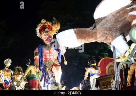 Panaji, Goa, Indien, März 26. 2022: Ein Gemisch aus Farben und Floßparaden, die Szenen aus der hinduistischen Mythologie darstellen, bis Panjim Goa für das Shigmo-Festival Stockfoto