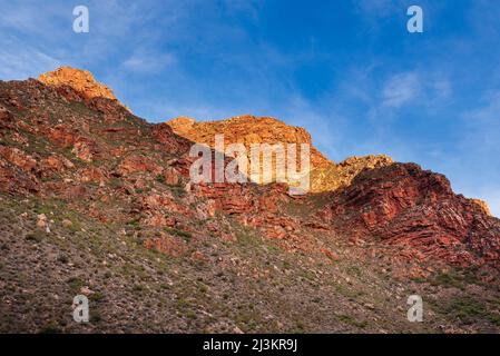 Bunte und schroffe Felsformationen auf dem Swartberg Pass, Western Cape, Südafrika; Prince Albert, Western Cape, Südafrika Stockfoto