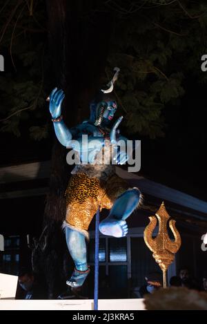 Panaji, Goa, Indien, März 26. 2022: Ein Gemisch aus Farben und Floßparaden, die Szenen aus der hinduistischen Mythologie darstellen, bis Panjim Goa für das Shigmo-Festival Stockfoto