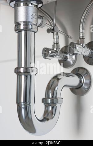 Nahaufnahme des Siphons unter dem Waschbecken Stockfoto