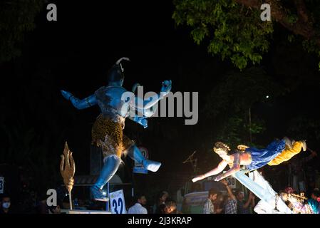 Panaji, Goa, Indien, März 26. 2022: Ein Gemisch aus Farben und Floßparaden, die Szenen aus der hinduistischen Mythologie darstellen, bis Panjim Goa für das Shigmo-Festival Stockfoto