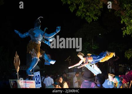 Panaji, Goa, Indien, März 26. 2022: Ein Gemisch aus Farben und Floßparaden, die Szenen aus der hinduistischen Mythologie darstellen, bis Panjim Goa für das Shigmo-Festival Stockfoto