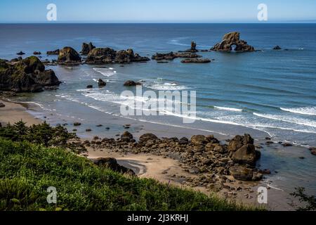 Kleine Strände und zahlreiche Seestracks finden Sie im Ecola State Park an der Küste von Oregon; Astoria, Oregon, USA Stockfoto
