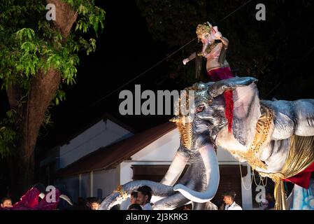 Panaji, Goa, Indien, März 26. 2022: Ein Gemisch aus Farben und Floßparaden, die Szenen aus der hinduistischen Mythologie darstellen, bis Panjim Goa für das Shigmo-Festival Stockfoto